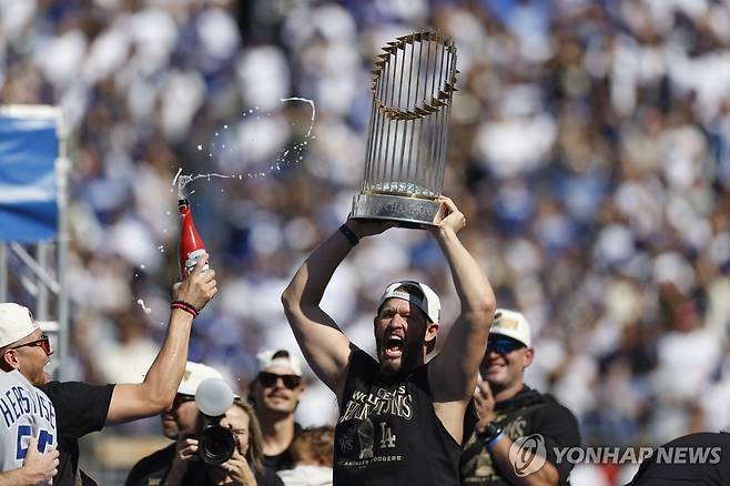 월드시리즈 우승 트로피 든 커쇼 [EPA=연합뉴스 자료사진]