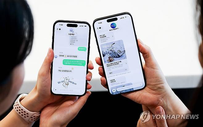 통신 3사, 아이폰 RCS 메시지 시대 연다 (서울=연합뉴스) SK텔레콤, KT, LG유플러스 등 통신 3사는 애플의 최근 iOS 26 업데이트를 통해 국내에서도 아이폰 RCS 메시징 서비스를 지원한다고 19일 밝혔다.
RCS는 문자메시지의 진화된 세계 표준 규격으로 그룹 채팅, 고품질 사진 전송, 읽음 확인·'입력 중' 표시 등 보다 편리하고 풍부한 메시징 경험을 제공한다. 사진은 아이폰 RCS 메시지. 2025.9.19 photo@yna.co.kr