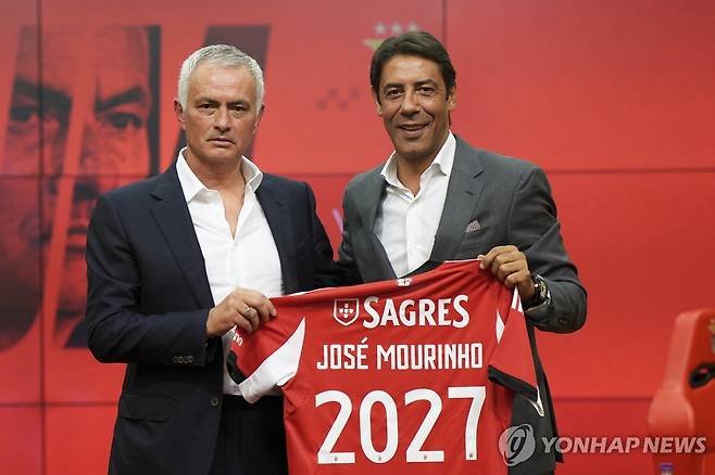 벤피카 감독으로 취임한 모리뉴 감독(왼쪽) [AP=연합뉴스]