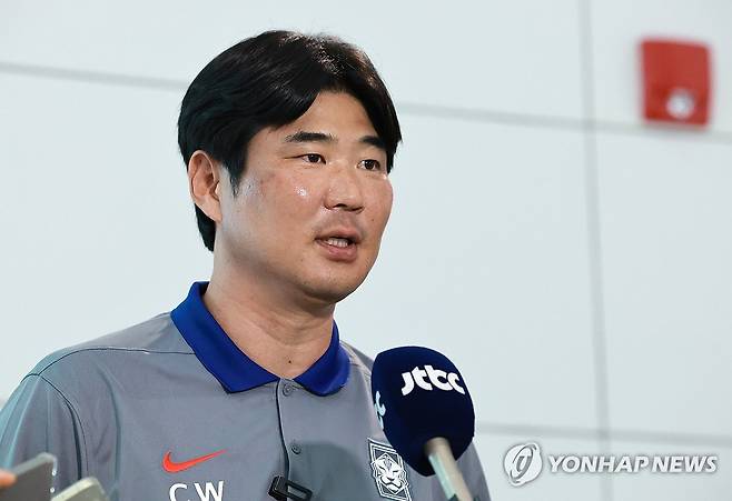 이창원 U-20 월드컵 대표팀 감독 인터뷰 (영종도=연합뉴스) 홍해인 기자 = 2025 국제축구연맹(FIFA) 20세 이하(U-20) 월드컵에 출전하는 남자축구 대표팀 이창원 감독이 8일 인천국제공항 제2여객터미널에서 대회가 열리는 칠레로 출국하기에 앞서 취재진과 인터뷰하고 있다. 2025.9.8 hihong@yna.co.kr