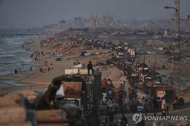 해안도로 가득 메운 피란 행렬 [AP 연합뉴스. 재판매 및 DB 금지]