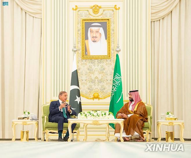 샤리프 파키스탄 총리(왼쪽)와 무함마드 빈 살만 사우디 왕세자 [신화 연합뉴스 자료사진. 재판매 및 DB 금지]
