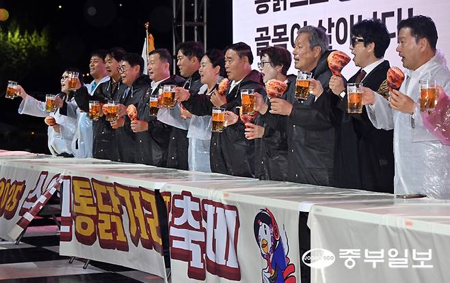 '2025 수원 통닭거리 축제' 첫날인 19일 오후 수원 화성행궁 광장에서 내빈들이 무대에 올라 통닭 모형과 맥주잔을 들고 "통닭으로 통하면 골목이 살아난다"는 구호를 외치고 있다. 김경민기자