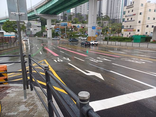 용인특례시는 상습 정체구간 교통체계 개선을 위해 경희대삼거리에 좌회전 차로 추가 공사를 완료했다. 사진=용인시