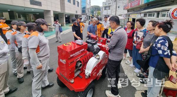 울산 남울주소방서는 19일 울주군 온산읍 덕신2차시장에서 소방안전교육 및 이동식소방펌프 작동 훈련을 실시했다. 울산시 제공