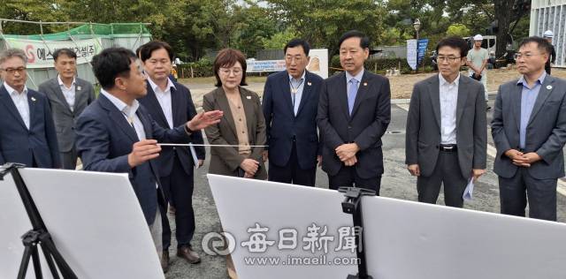 구윤철 경제부총리(오른쪽 세번째)가 19일 APEC 정상회의 준비상황 현장 점검차 경주엑스포대공원내 조성 중인 기업전시장을 찾아 양금희 경북도 경제부지사,주낙영 경주시장 등과 함께 김상철 APEC준비지원단장으로부터 설명을 듣고 있다. 김진만 기자