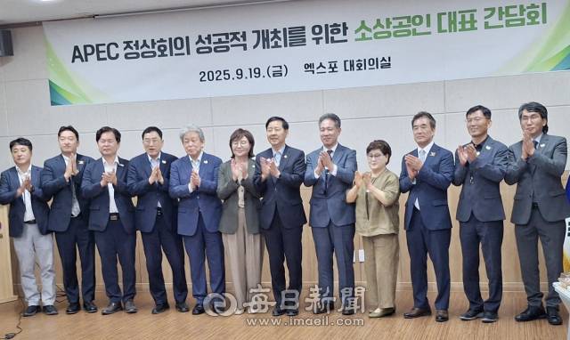 구윤철 경제부총리가 19일 APEC 정상회의 준비상황 현장 점검차 경주를 방문해 소상공인 간담회를 마친 뒤 참석자들과 기념사진을 촬영하고 있다. 김진만 기자