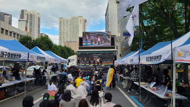 제17회 대구퀴어문화축제가 20일 오후 12시부터 중구 국채보상로 일대에서 열렸다. 남정운 기자