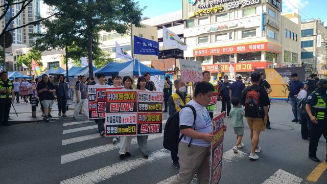 20일 오후 3시 40분쯤 피켓을 든 퀴어 축제 반대 집회 참가자 70여 명이 퀴어 축제 현장에 접근하고 있다. 남정운 기자