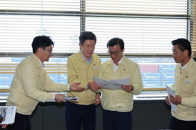 ▲ 포항시와 해양수산부가 19일 합동으로 영일만한 숙박 크루즈 운영지원 현장을 점검했다. 왼쪽 두번째부터 이강덕 포항시장, 전재수 해양수산부 장관, 김일만 포항시의회 의장.