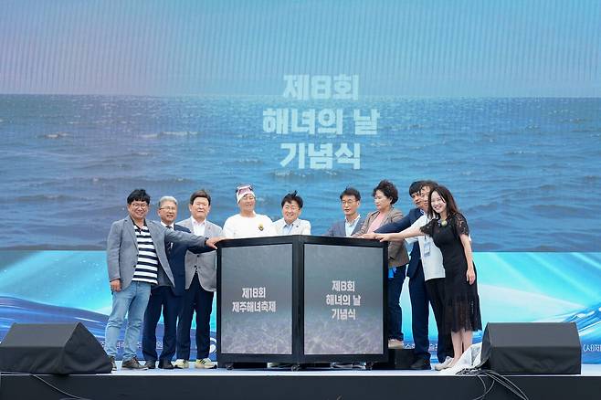 제주도는&nbsp;20일&nbsp;해녀박물관&nbsp;일원에서&nbsp;'숨비소리,&nbsp;위대한&nbsp;해녀들의&nbsp;이야기'를&nbsp;주제로&nbsp;제18회&nbsp;제주해녀축제와&nbsp;제8회&nbsp;해녀의&nbsp;날&nbsp;기념식을&nbsp;개최했다.