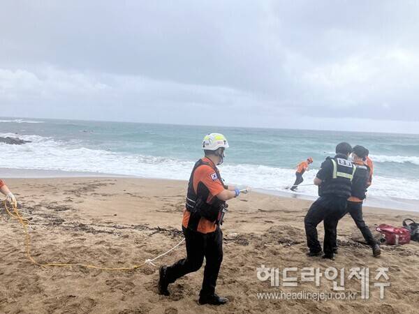 중문색달해수욕장에서 파도에 휩쓸린 20대를 경찰과 소방당국이 구조하고 있다 (사진=제주경찰청)