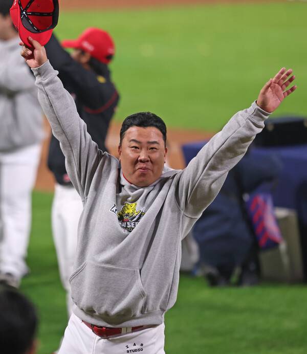 한국시리즈 우승의 감동을 온 몸으로 표현하는 이범호 감독(사진=KIA)