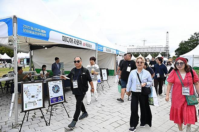 수도권 일극체제 극복에 힘을 모으고 동서 화합을 염원하기 위해 마련된 '2025 영호남 문화예술관광박람회'(이하 박람회) 전남 행사가 지난 19일부터 21일까지 진행된다. 지난해에 이어 두 번째인 이번 박람회의 전남 행사는 생태관광도시 1번지 담양군에서 열렸다. 20일 오전 담양군의 죽녹원 바로 앞 특설 무대에서 진행된 이번 행사는 무등일보와 영남일보가 주최·주관하고, 광주시·전남도·대구시·경북도가 후원한 박람회에는 영·호남 50여 지자체와 기관·단체가 참여해 80여 개 홍보부스를 운영했다. 개막식은 식전 공연을 시작으로 국민의례, 내빈 소개, 축사, 퍼포먼스, 부스 라운딩 순으로 진행됐다. 죽녹원을 찾은 많은 관광객과 지역민, 그리고 행사를 위해 광주·전남과 대구·경북에서 온 참가자들이 전남행사에 함께해 성황을 이뤘다.