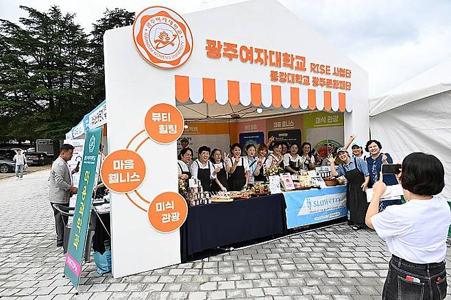 수도권 일극체제 극복에 힘을 모으고 동서 화합을 염원하기 위해 마련된 '2025 영호남 문화예술관광박람회'(이하 박람회) 전남 행사가 지난 19일부터 21일까지 진행된다. 지난해에 이어 두 번째인 이번 박람회의 전남 행사는 생태관광도시 1번지 담양군에서 열렸다. 20일 오전 담양군의 죽녹원 바로 앞 특설 무대에서 진행된 이번 행사는 무등일보와 영남일보가 주최·주관하고, 광주시·전남도·대구시·경북도가 후원한 박람회에는 영·호남 50여 지자체와 기관·단체가 참여해 80여 개 홍보부스를 운영했다. 개막식은 식전 공연을 시작으로 국민의례, 내빈 소개, 축사, 퍼포먼스, 부스 라운딩 순으로 진행됐다. 죽녹원을 찾은 많은 관광객과 지역민, 그리고 행사를 위해 광주·전남과 대구·경북에서 온 참가자들이 전남행사에 함께해 성황을 이뤘다. 사진은 박람회에 참여한 광주여자대학교 RISE 사업단이 기념촬영을 하고 있다.