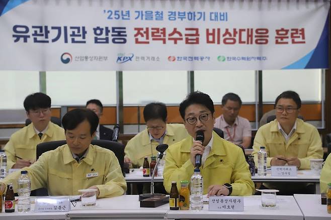 전력거래소는 지난 16일 나주 본사에서 가을철 경부하기 대비 전력계통 안정화 모의훈련을 실시했다. 훈련에 참관한 이호현 산업통상자원부 2차관은 “전력망 사고는 눈 깜짝할 사이에 발생하기 때문에 철저한 사전 준비와 24시간 빈틈없는 관리가 무엇보다 중요하다”며 “특히 올 가을은 긴 추석 연휴가 있는 만큼 최악의 상황까지 가정해 경부하기 전력수급 관리에 만전을 기할 필요가 있다”고 말했다. (사진=전력거래소)