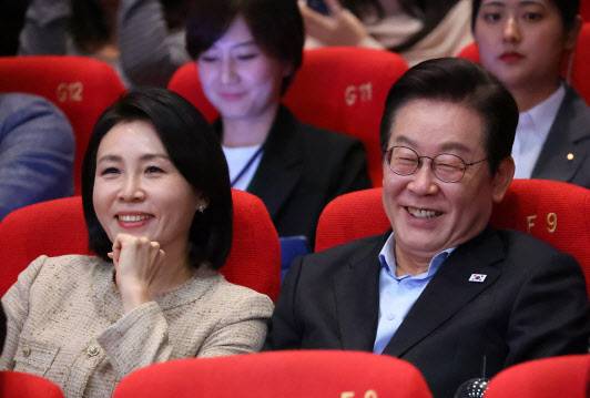 이재명 대통령과 김혜경 여사가 20일 부산 해운대구 영화의전당에서 열린 부산국제영화제 공식상영작 ‘극장의 시간들’ 관객과의 대화에 참석해 있다. (사진=연합뉴스)