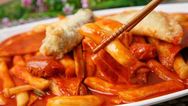 가정에서 떡볶이를 만들 경우 곤약떡, 현미떡을 사용해보자. 곤약떡은 일반 쌀떡보다 탄수화물(당질)이 적고 칼로리도 낮다. [사진=게티이미지뱅크]