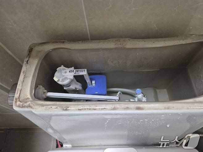 강원 강릉 지역 저수조 용량 100톤 이상 아파트 113곳에 대한 시간제 제한급수가 풀린 19일 오후 6시쯤 강릉 회산동의 한 아파트 세대 양변기에 물이 차오르고 있다. 2025.9.19/뉴스1