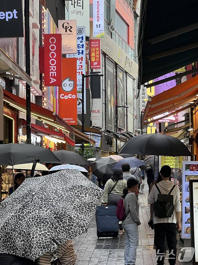 서울 중구 명동거리가 비오는 날씨에도 불구하고 외국인 관광객과 시민들로 붐비고 있다. 2025.9.19/ 뉴스1ⓒ News1 심서현