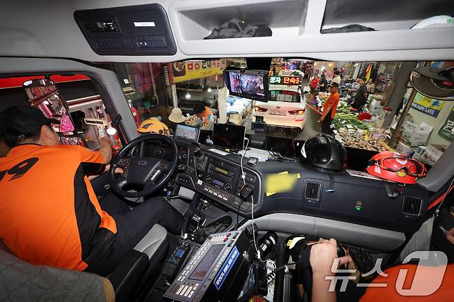추석을 2주 앞둔 19일 오후 2시쯤 광주 북구 우산동 말바우시장에서 북부소방서 '전통시장 길터주기 훈련'이 진행되고 있다. 2025.9.19/뉴스1 ⓒ News1 박지현 기자