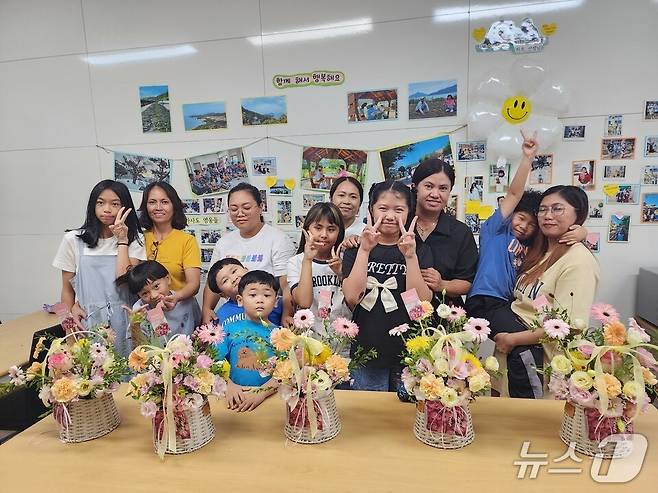 '교육 공동체 플라워 클래스' 참가 학생들과 학부모, 교사들이 기념사진을 찍고 있다.(전남교육청 제공, 재판매 및 DB 금지)/뉴스1