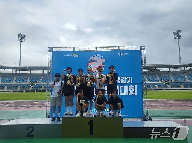 제35회 교육감기 학년별 육상경기대회 목포 대표팀 수상자들이 기념사진을 찍고 있다.(전남교육청 제공, 재판매 및 DB 금지)/뉴스1