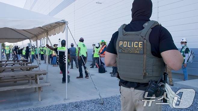 미국 이민세관단속국 ICE(U.S. Immigration and Customs Enforcement)가 조지아주 내 현대자동차그룹과 LG에너지솔루션 합작 배터리 공장 건설 현장의 한국인 직원 300여 명을 기습 단속·구금하는 사진을 공개했다. (ICE 홈페이지. 재판매 및 DB금지) 2025.9.6/뉴스1
