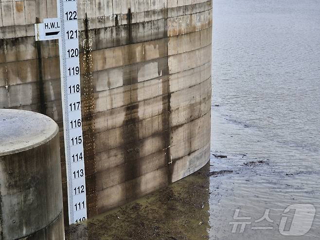 20일 강원 강릉 오봉저수지 수위가 110m까지 올라가 있다. 불과 일주일 전까지만 해도 이 곳은 바짝 말라붙어 바닥을 드러냈었다. 이날 오후 2시 35분까지 농촌용수 정보시스템에서 확인한 저수율은 42.6%다. 2025.9.20/뉴스1 ⓒ News1 윤왕근 기자