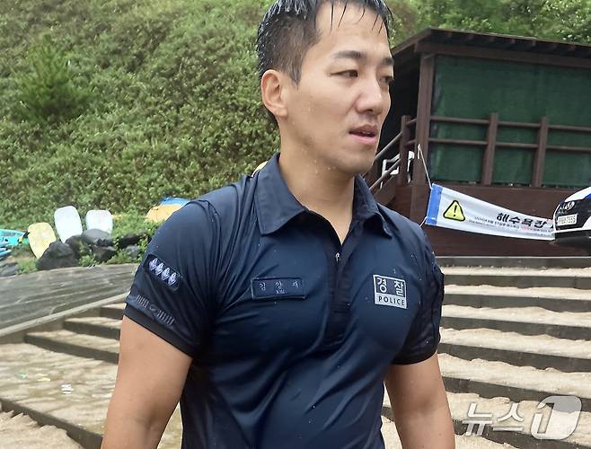 서귀포경찰서 중문파출소 소속 김양재 경사(39)가 20일 오전 제주 서귀포시 중문색달해수욕장에서 익수자를 구한 뒤 숨을 돌리고 있다.(제주경찰청 제공, 재판매 및 DB 금지)