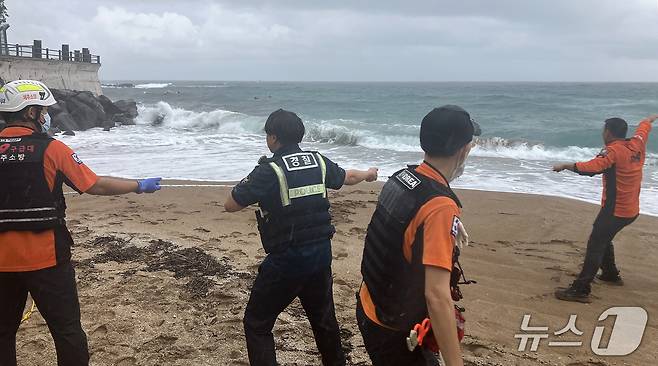 20일 오전 제주 서귀포시 중문색달해수욕장에서 소방과 경찰이 익수자를 구조하고 있다.(제주경찰청 제공, 재판매 및 DB 금지)