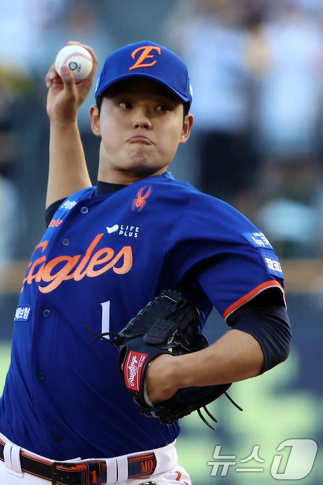 10일 오후 서울 송파구 잠실야구장에서 열린 프로야구 '2025 신한 SOL뱅크 KBO 리그' 한화 이글스와 LG 트윈스의 경기에서 한화 선발 문동주가 역투하고 있다. 2025.8.10/뉴스1 ⓒ News1 황기선 기자