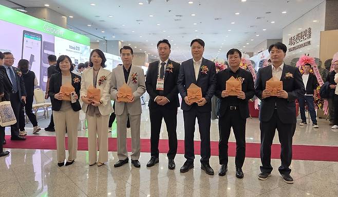 서울시수의사회는 2025 서울수의임상콘퍼런스 주요 후원업체에 국립중앙박물관 기념품을 감사 선물로 증정했다. ⓒ 뉴스1 한송아 기자