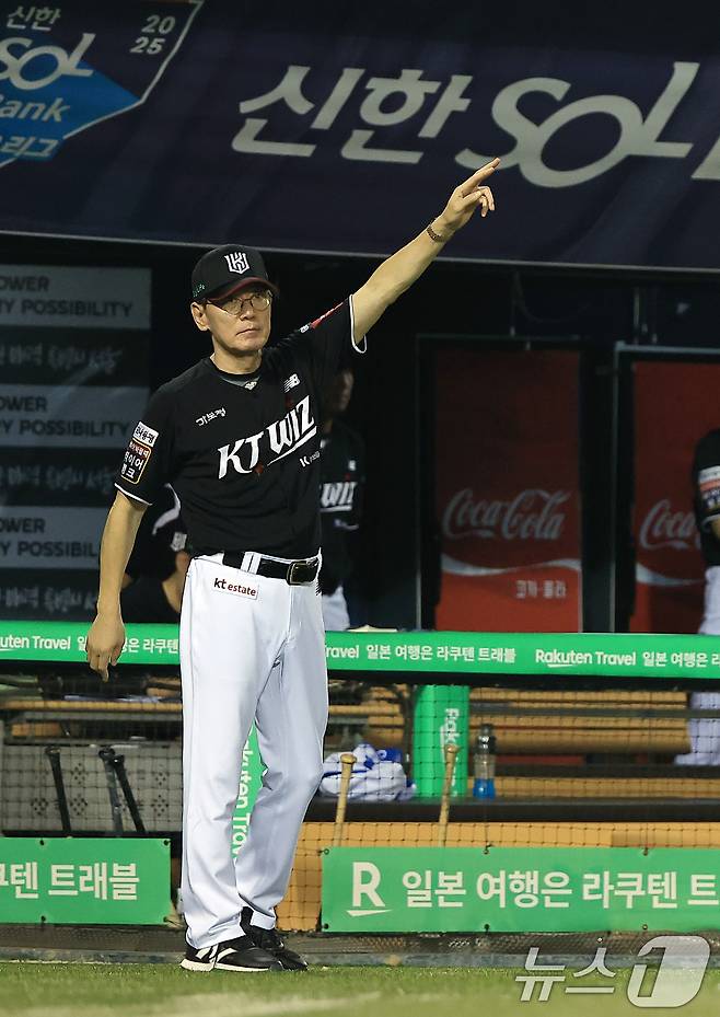 이강철 KT 감독이 29일 오후 서울 송파구 잠실야구장에서 열린 프로야구 '2025 신한 SOL뱅크 KBO 리그' KT 위즈와 LG 트윈스의 경기에서 8회말 무사 주자 1,3루 상황 LG 박관우의 1타점 내야 땅볼에 1루에서 세이프 된 후 나와 지시를 하고 있다. 2025.7.29/뉴스1 ⓒ News1 박정호 기자