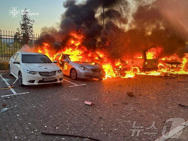 20일(현지시간) 러시아의 대규모 드론·미사일 공격을 받은 우크라이나 키이우에서 차량이 불타고 있다. 사진은 우크라이나 국가비상사태청 제공. 2025.09.20 ⓒ 로이터=뉴스1 ⓒ News1 김지완 기자