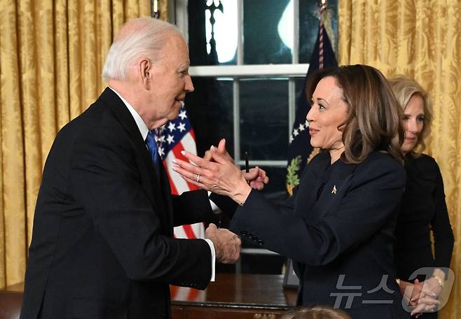 조 바이든 전 미국 대통령이 지난 1월 15일(현지시간) 워싱턴 백악관에서 대통령 퇴임 5일을 앞둔 고별 연설을 마친 뒤 카멀라 해리스 부통령과 포옹을 하고 있다. 2025.01.16 ⓒ AFP=뉴스1 ⓒ News1 우동명 기자