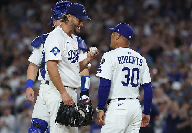 LA 다저스 클레이튼 커쇼(왼쪽)가 20일(한국시간) 미국 캘리포니아주 LA 다저 스타디움에서 열린 2025 메이저리그(ML) 샌프란시스코전에서 5회 1사 후 교체를 위해 올라온 데이브 로버츠 감독을 보며 웃고 있다. 사진 | LA=Imagn Images 연합뉴스