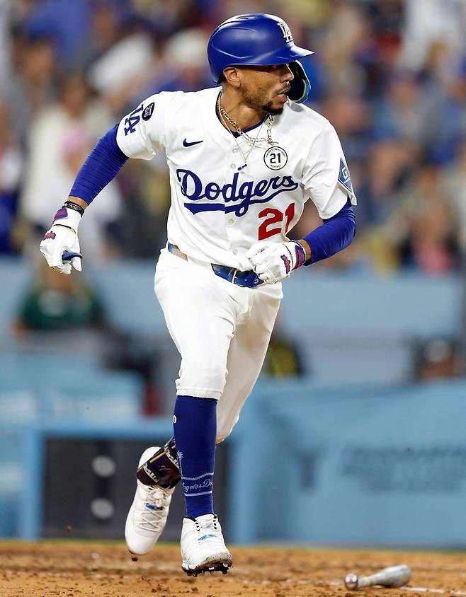 LA 다저스 무키 베츠가 16일(한국시간) 미국 캘리포니아주 LA 다저 스타디움에서 열린 2025 메이저리그(ML) 필라델피아전에서 홈런을 터뜨리고 있다. 사진 | LA=AFP연합뉴스