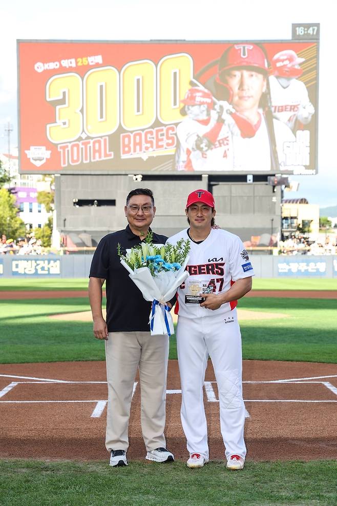20일 광주-기아 챔피언스필드에서 열린 2025 NC-KIA전에 앞서 나성범의 통산 3000루타 달성 시상식이 열렸다. 사진 | KIA 타이거즈