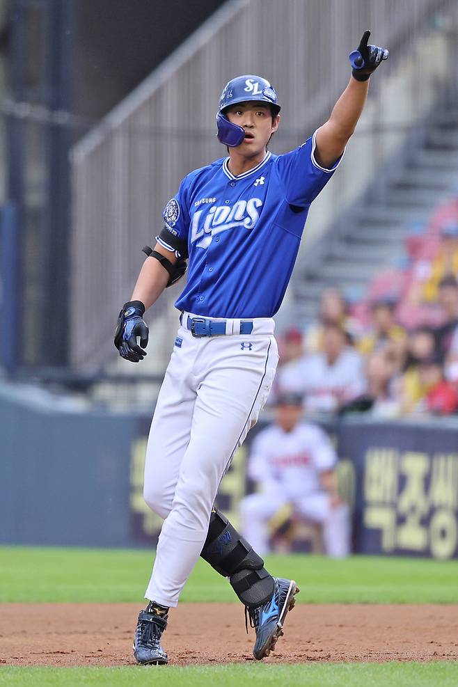 삼성 구자욱이 20일 잠실구장에서 열린 2025 KBO리그 LG와 경기에서 1회초 적시타를 날린 후 세리머니를 하고 있다. 사진 | 삼성 라이온즈