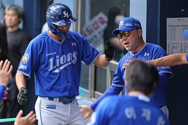 삼성 박진만 감독(오른쪽)이 20일 잠실구장에서 열린 2025 KBO리그 LG와 경기에서 1회초 득점에 성공한 구자욱을 맞이하고 있다. 사진 | 삼성 라이온즈