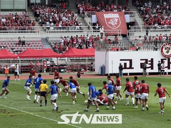 20일 오전 11시 고양종합운동장에서 열린 '2025 정기 고연전' 럭비 고려대와 연세대의 경기 모습. /사진(고양)=강의택 기자
