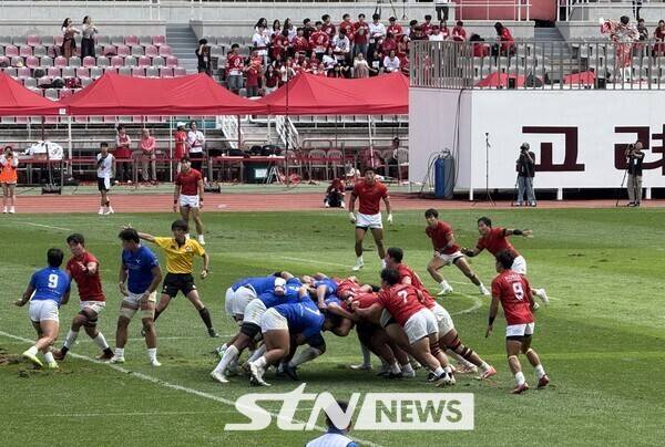 20일 오전 11시 고양종합운동장에서 열린 '2025 정기 고연전' 럭비 고려대와 연세대의 경기 모습. /사진(고양)=강의택 기자