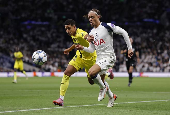토트넘의 새로운 7번 사비 시몬스(오른쪽). 로이터연합뉴스