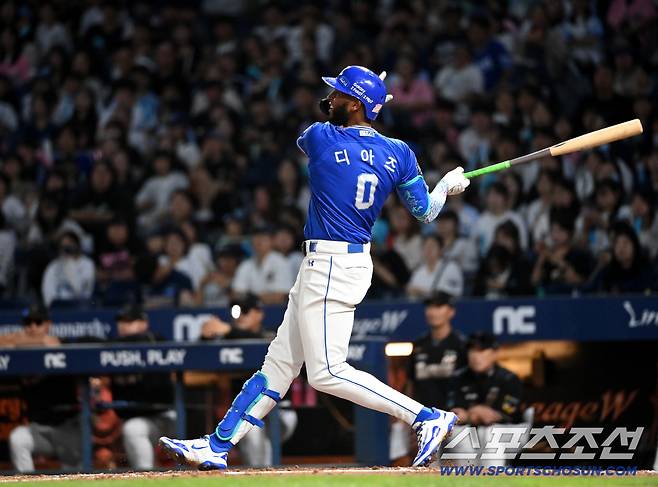 4회초 무사 1,2루 삼성 디아즈가 3점홈런을 치고 있다. 디아즈는 48호 홈런을 기록해 외국인 타자 한시즌 최다홈런 타이 기록을 달성했다.