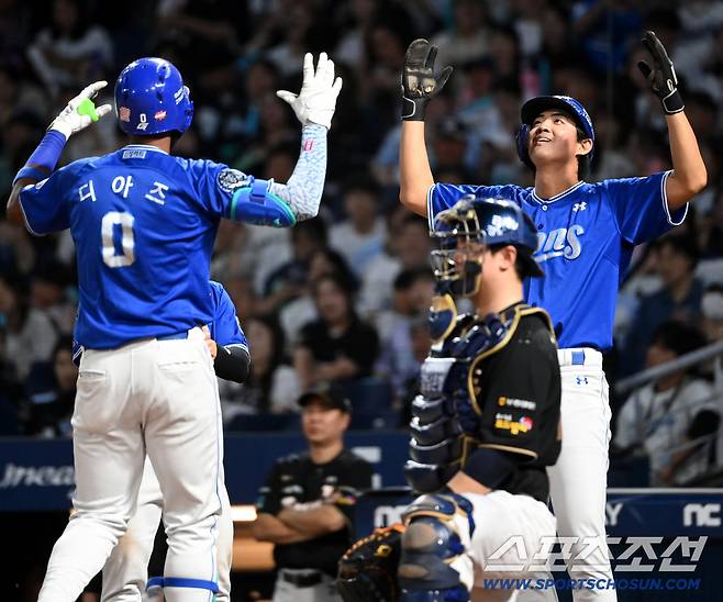 볼넷으로 출루했던 구자욱이 디아즈의 홈런에 득점하며 세리머니를 함께