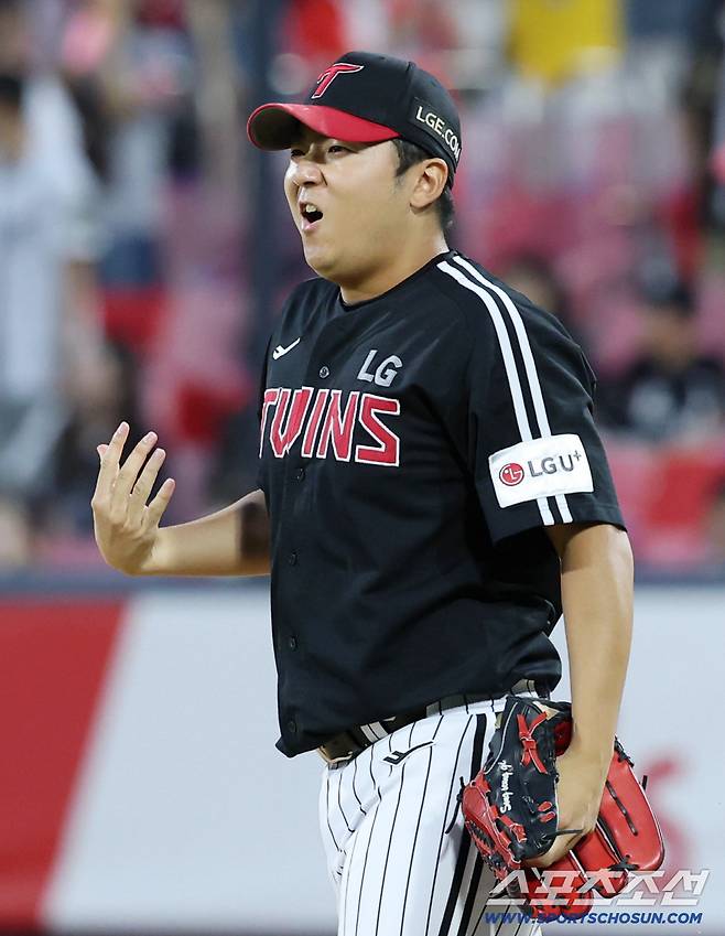 18일 수원 케이티위즈파크에서 열린 KT와 LG의 더블헤더 2차전. 1회 강습타구를 막아내고 깜짝 놀란 LG 선발 송승기. 수원=송정헌 기자songs@sportschosun.com/2025.09.18/