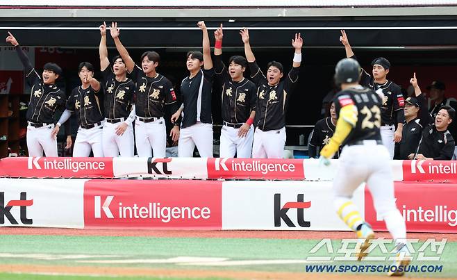 20일 수원 케이티위즈파크에서 열린 KT와 한화의 경기. 1회말 KT 안현민이 한화 폰세를 상대로 선제 3점홈런을 날렸다. 환호하고 있는 KT 선수들. 수원=송정헌 기자songs@sportschosun.com/2025.09.20/