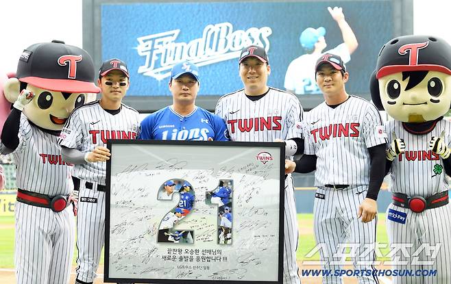 20일 잠실구장에서 열린 LG 트윈스와 삼성 라이온즈의 경기를 앞두고 오승환 은퇴 투어가 진행됐다. 오승환이 박해민, 김현수, 오지환과 기념촬영을 하고 있다. 잠실=박재만 기자 pjm@sportschosun.com/2025.09.20/