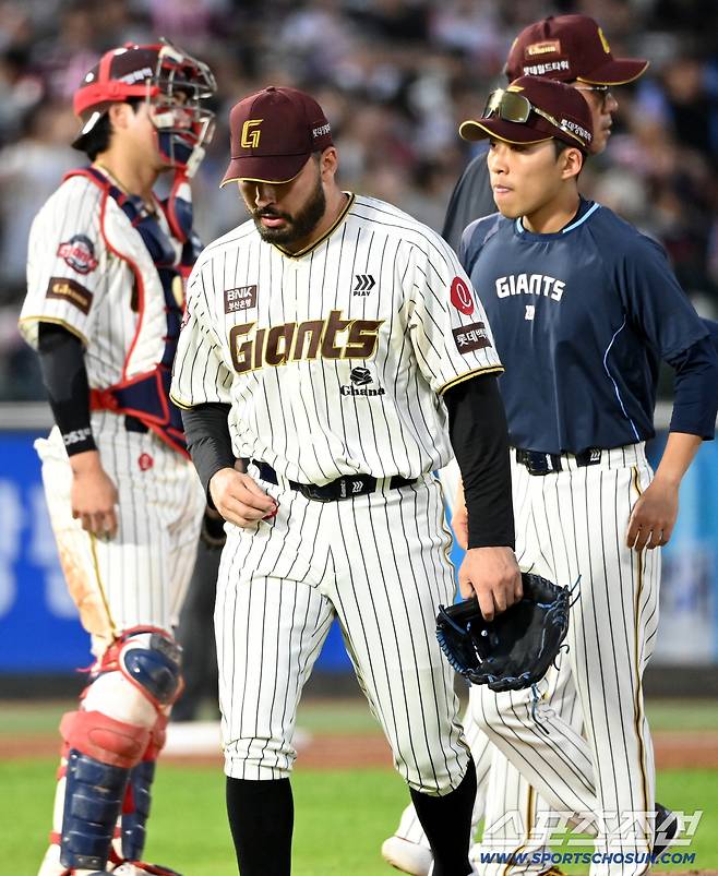 20일 부산 사직야구장에서 열린 키움과 롯데의 경기, 4회초 롯데 감보아가 마운드를 내려가고 있다. 부산=허상욱 기자wook@sportschosun.com/2025.09.20/